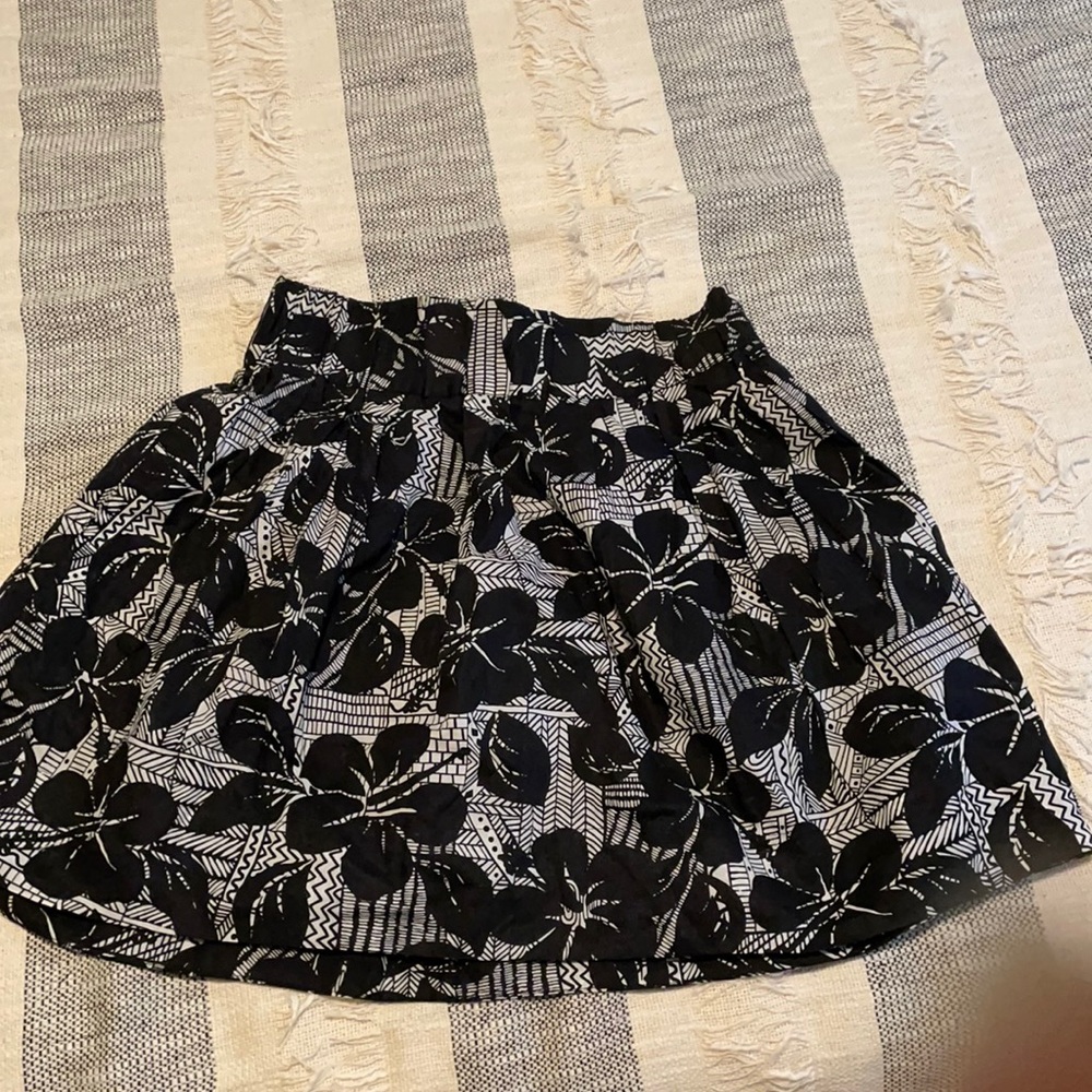 Forever 21 Black & White Flower Print Mini Skirt